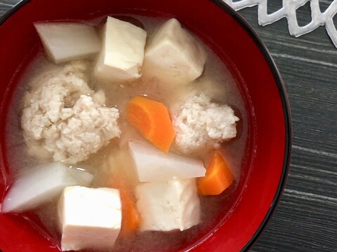 えのき鶏団子と豆腐と根菜の味噌汁
